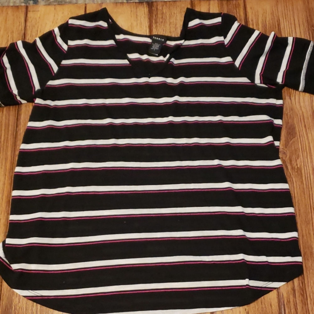 Torrid pink, black and white t-shirt - Picture 2 of 3